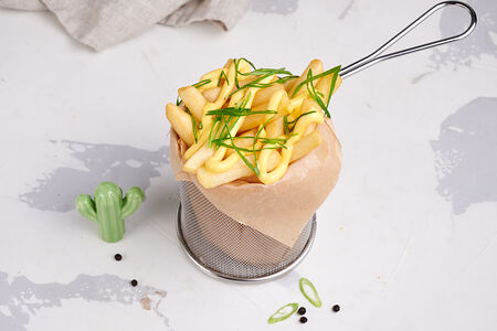 Картофель фри с сырным соусом и зеленым луком