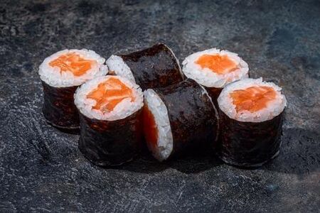 Классический ролл с лососем