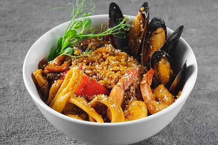 Сингапурский рис с морскими гадами