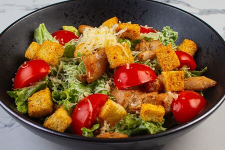 Салат Цезарь с курицей