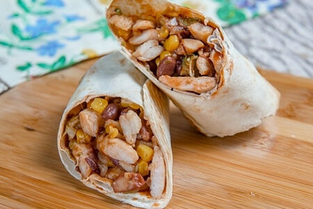 Буррито с курицей и кукурузой