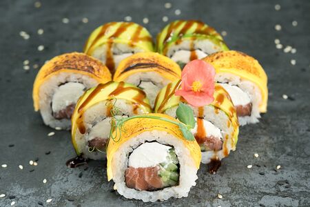 Сборка 4 на 4 Сыр, лосось, огурец и унаги в авокадо и чеддере