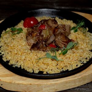 Томлёная мраморная говядина с булгуром