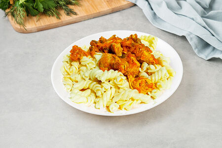 Гуляш из курицы с макаронами