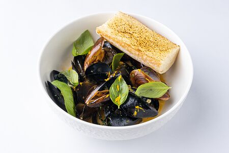 Соте из мидий в сливочно-лимонном соусе