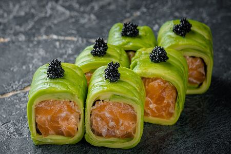 Ролл Лосось спайси с авокадо