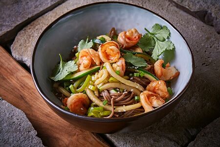 Лапша гречневая с креветками