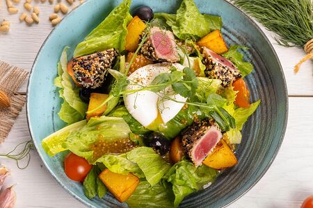 Салат Нисуаз с малиновым тунцом и яйцом пашот