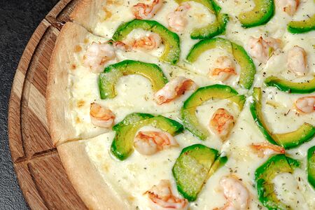 Пицца с креветками и авокадо