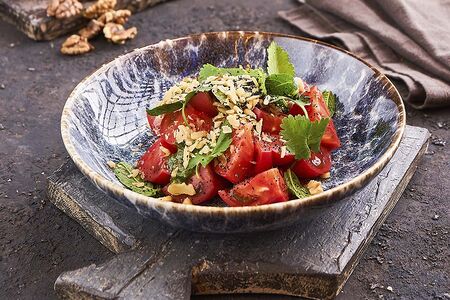 Томаты с кавказским песто