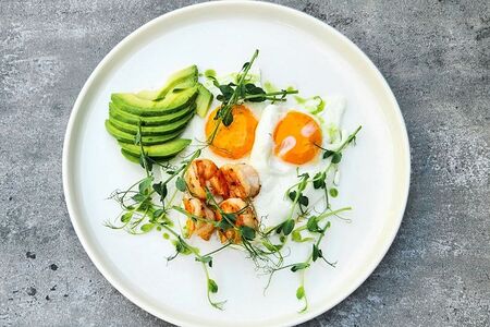 Глазунья с креветками и авокадо