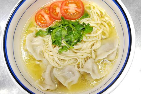 Куриный суп с пельменями из говядины и лапшой