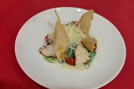 Салат цезарь с курицей