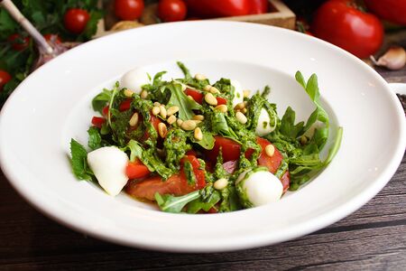 Салат из мини моцареллы с помидорами