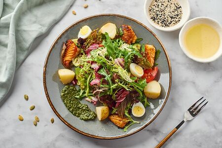 Салат из брюшек лосося и жареной картошечкой