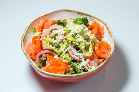 Зеленый салат с копчёным лососем