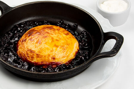 Творожная бабка с цукатами и соусом из черники