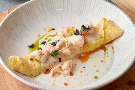 Омлет из 2-х яиц с креветками и кокосовым соусом