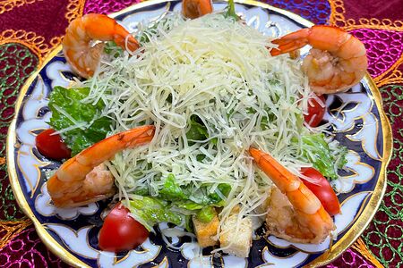 Салат Цезарь с креветками