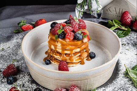 Панкейки с ягодами и карамельным соусом