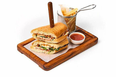 Большой итальянский сэндвич на багете