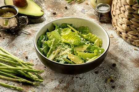 Зеленый салат с авокадо, молодой спаржей, сыром пармезан и заправкой сливочный васаби