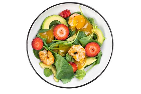 Салат с креветками и клубникой