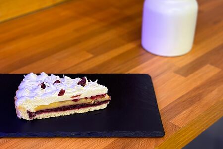 Торт брусничный с белым шоколадом