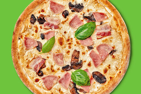 Пицца с ветчиной, шампиньонами и беконом