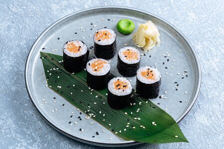 Мини-ролл с лососем