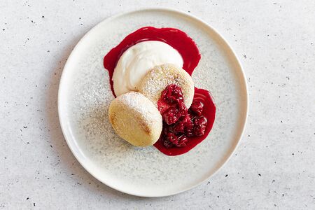 Сырники из рикотты с вишней и сметаной