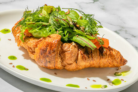 Круассан с лососем, сливочным кремом и укропом