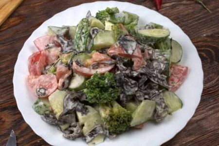 Салат с брокколи большой