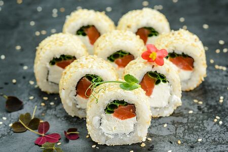 В кунжуте с копчёным лососем, сыром и луком