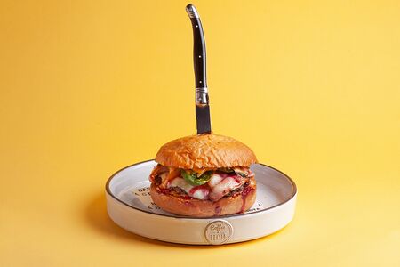 Бургер с вишней