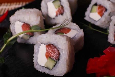 Ролл с копченым лососем и огурцом