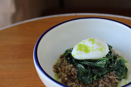 Гречотто со шпинатом и яйцом пашот
