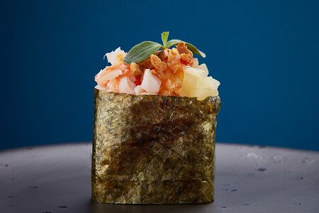 Гункан №1 с тигровой креветкой и ананасом