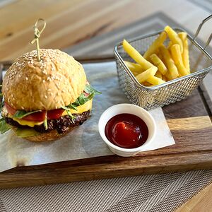 Бургер с говяжьей котлетой