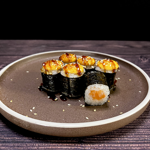 Запеченный мини-ролл с лососем