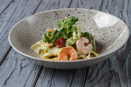 Манго, креветки и авокадо в спайсе соусе