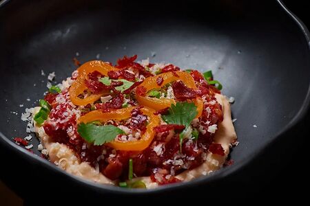 Тартар с говядиной, салями и печёным перцем