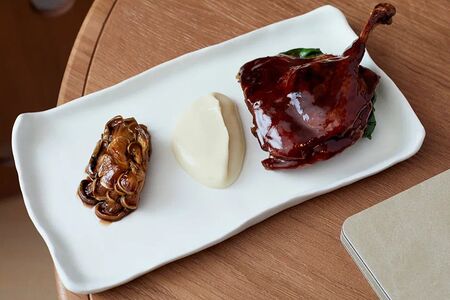 Утка конфи, пюре из топинамбура, устричный гриб, шпинат