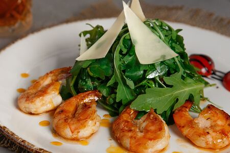 Руккола с жареными креветками, томатами черри и сыром пармезан