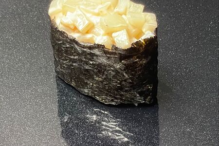 Гункан с кальмаром спайси