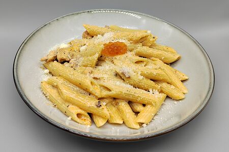 Паста пенне с лососем