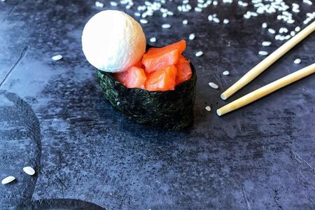 Гункан сырный с копченным лососем