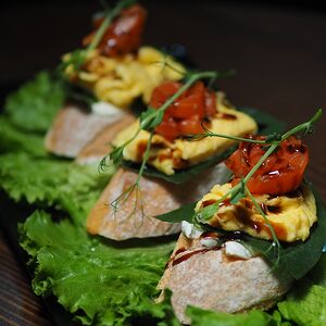 Брускетта с малосольным лососем