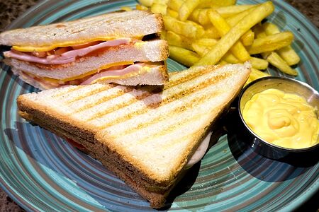 Сэндвич с ветчиной и помидором