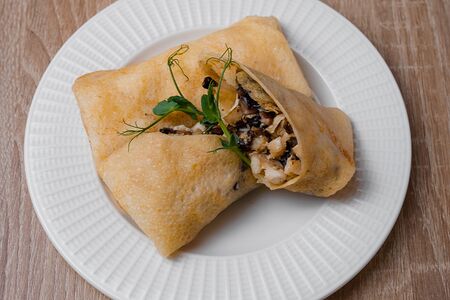 Блинчик с куриным филе и грибами